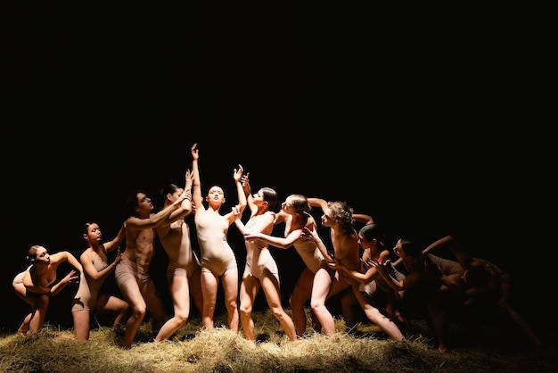 Groep moderne balletdansers Hedendaagse kunst Jonge flexibele atletische mannen en vrouwen