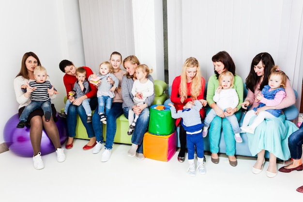 Groep moeders met hun kinderen verzamelden zich om te praten. Vrienden ontmoeten