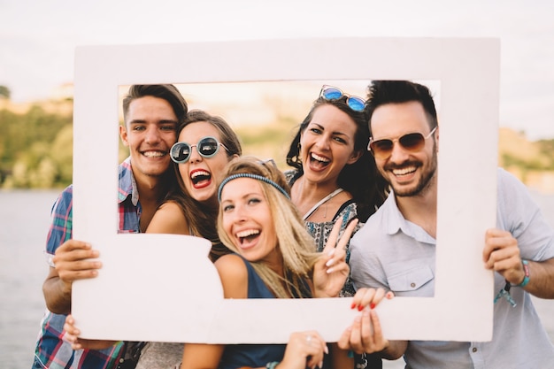 Groep mooie gelukkige vrienden die lachen en vrolijk zijn