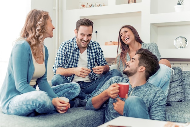 Groep mooie jonge mensen die thuis genieten