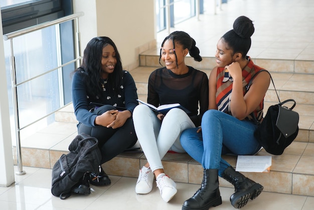 Groep mooie vrouwelijke studievrienden