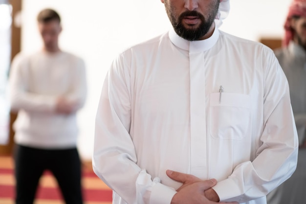 groep moslimmensen die namaz bidden in de moskee.