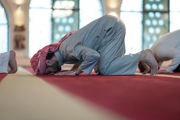 groep moslimmensen die namaz bidden in de moskee.