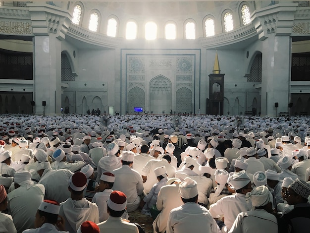 Groep moslims in de hoofdmoskee in Maleisië