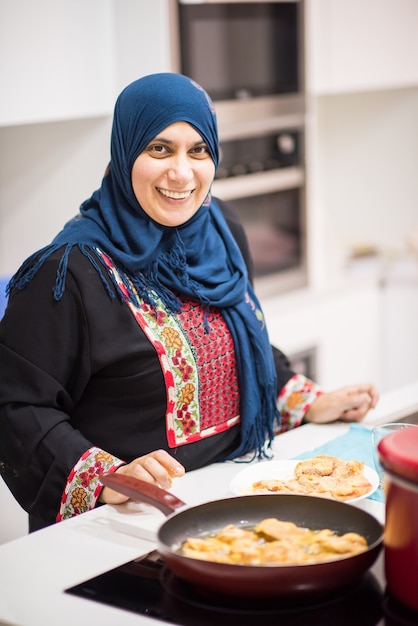 Groep Moslimvrouwen die in keuken voedsel maken
