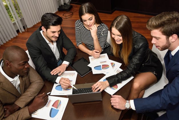 Groep multi-etnische bezige mensen die in een bureau werken