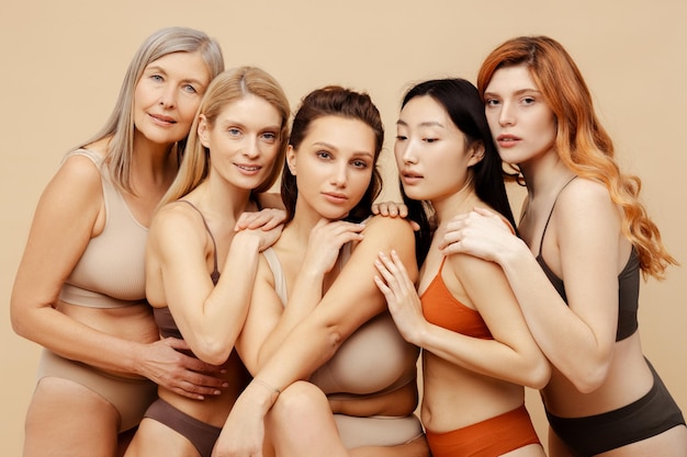 Foto groep multi-etnische diverse aantrekkelijke vrouwen die sexy lingerie dragen en naar de camera kijken.