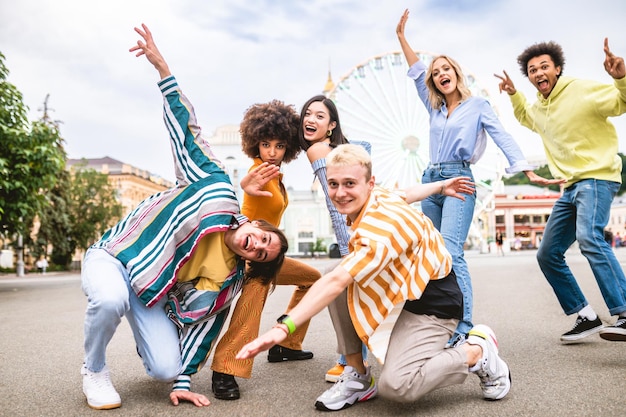 Groep multi-etnische jonge vrienden die samen plezier hebben