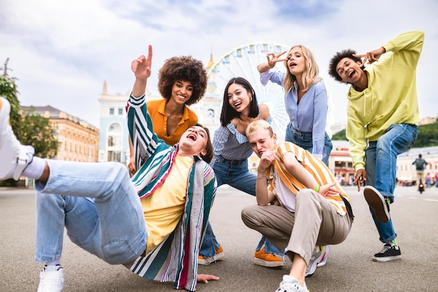 Groep multi-etnische jonge vrienden die samen plezier hebben