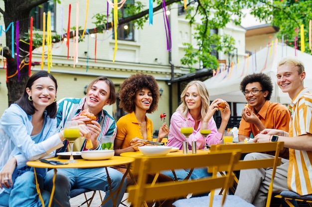 Groep multi-etnische jonge vrienden die samen plezier hebben