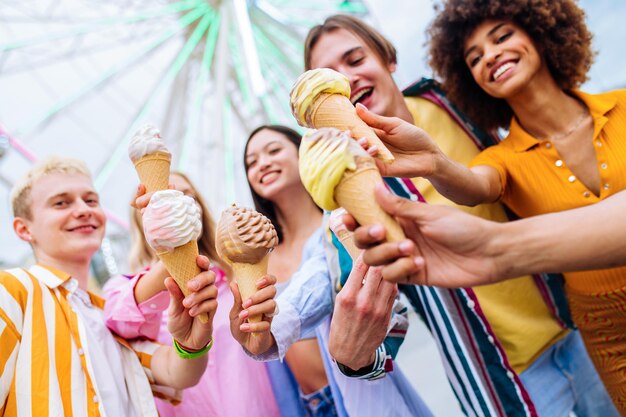 Groep multi-etnische jonge vrienden die samen plezier hebben