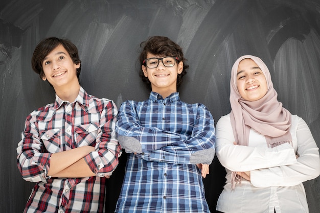 Groep multi-etnische kinderen in de klasruimte