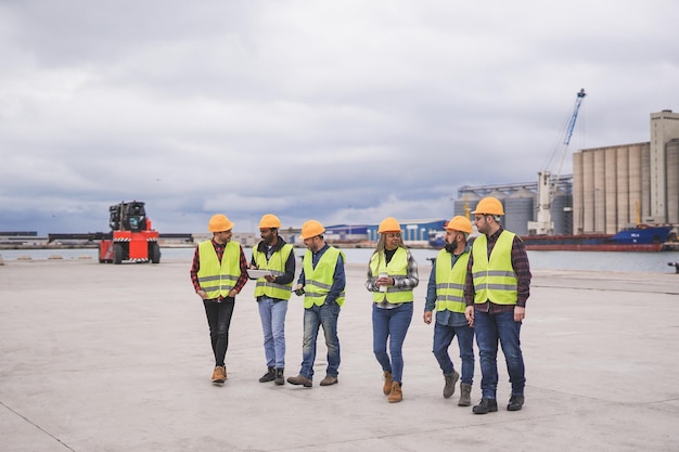 Foto groep multi-etnische mensen die werken bij het commerciële dok import- en exportwerf