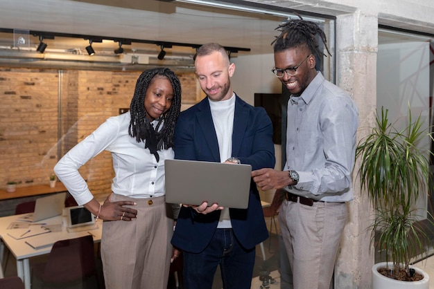 Groep multi-etnische ondernemers die samen een digitale tablet gebruiken voor een kantoor in een coworking-ruimte