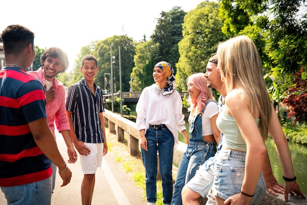 Groep multi-etnische tieners die tijd doorbrengen in de open lucht en plezier hebben