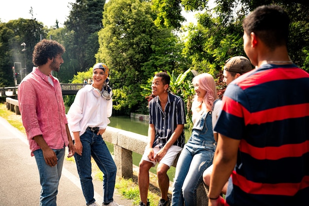 Foto groep multi-etnische tieners die tijd doorbrengen in de open lucht en plezier hebben