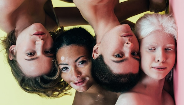 groep multi-etnische vrouwen met verschillende soorten huid die samen in de studio poseren posing