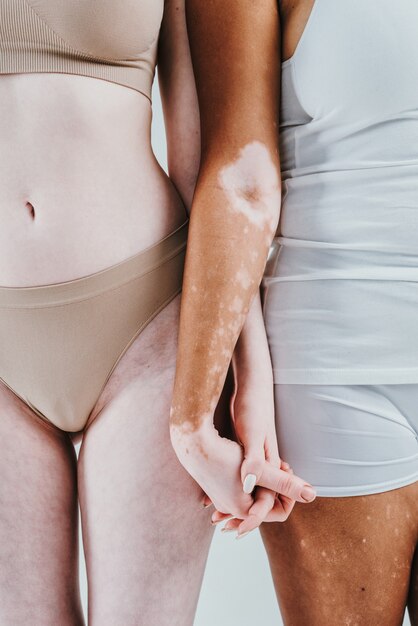 groep multi-etnische vrouwen met verschillende soorten huid die samen in de studio poseren posing