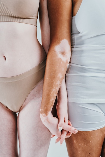 groep multi-etnische vrouwen met verschillende soorten huid die samen in de studio poseren posing