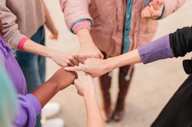 Groep multiculturele vrouwen in feministische beweging breken de vooroordelen divers en transgender inclusie