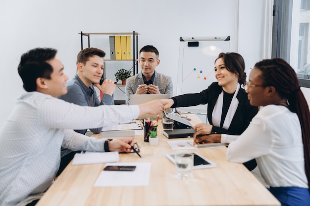 Groep multiculturele zakenlui die hun chef- toespraak, Aziatische mensenmanager luisteren die aan zijn team spreken