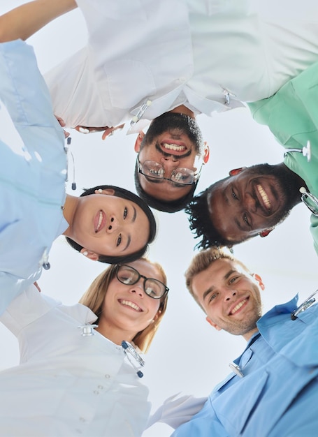 Groep multinationale stagiaires die glimlachend naar beneden kijken