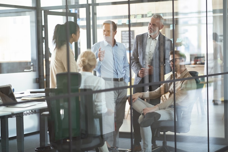 Foto groep multiraciale collega's die zaken bespreken en frisse ideeën delen tijdens een vergadering