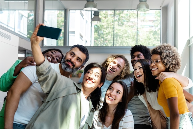 Groep multiraciale collega-vrienden nemen een selfie op kantoor Ruimte kopiëren Technologie