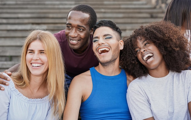 Groep multiraciale mensen die een selfie in de stad nemen - diverse mensen en vriendschapsconcept