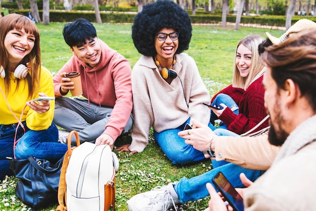 Foto groep multiraciale studenten die op universiteitscampus zitten