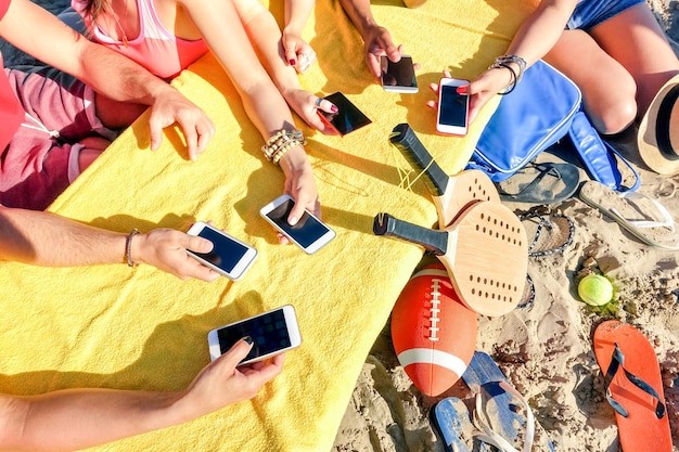 Foto groep multiraciale vrienden die plezier hebben samen met smartphone