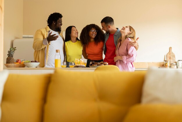 Groep multiraciale vrienden die verjaardag thuis in de keuken vieren