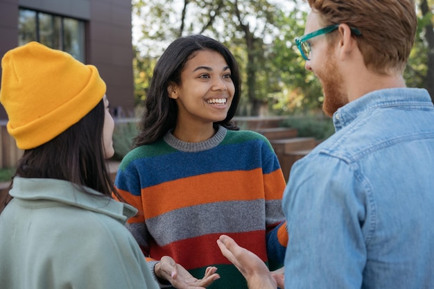 Foto groep multiraciale zakencollega's die praten over de planning en het delen van ideeën