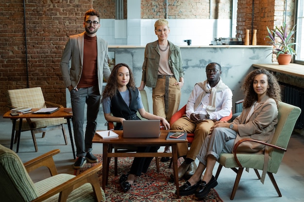 Groep officemanagers in slimme vrijetijdskleding die samenwerken