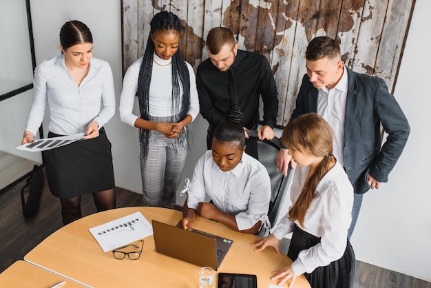 Groep ondernemers op kantoor