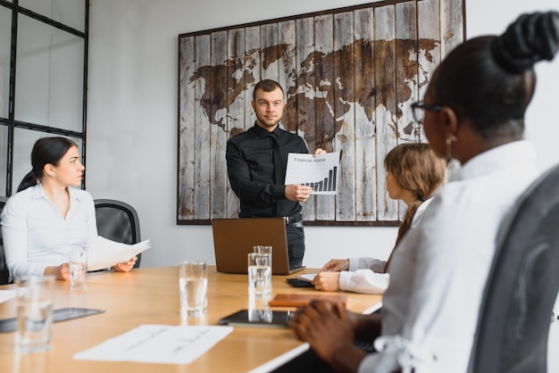 Groep ondernemers op kantoor