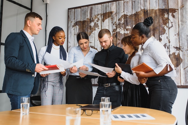 Groep ondernemers op kantoor