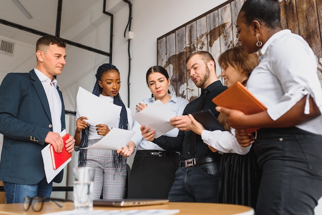 Groep ondernemers op kantoor