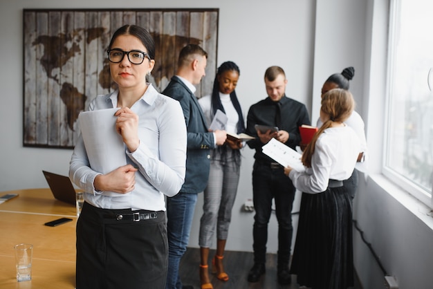 Groep ondernemers op kantoor