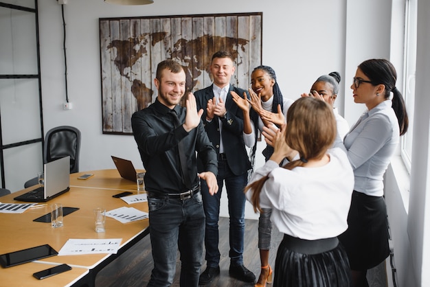 Groep ondernemers op kantoor