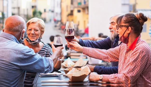 Groep oude mensen buiten eten en drinken