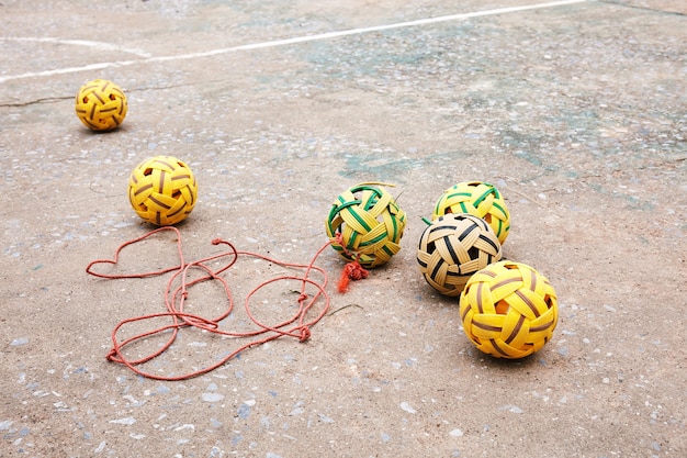 Foto groep oude sepak takraw op de concrete vloer