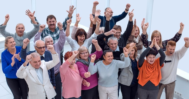 Groep oudere vrienden staken hun handen op en vierden suc