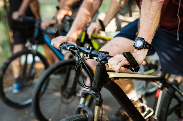 Groep oudsten die in het park biking