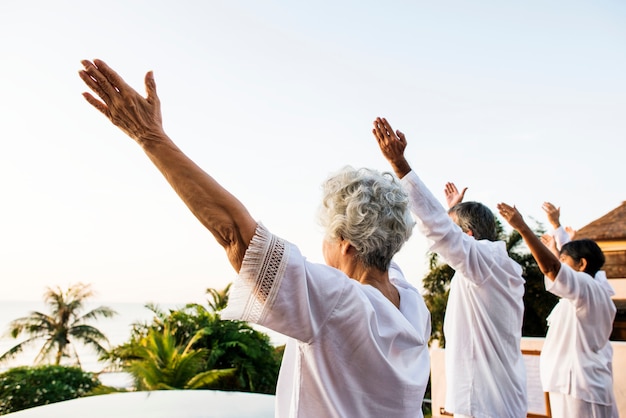 Groep oudsten die yoga in de ochtend uitoefenen