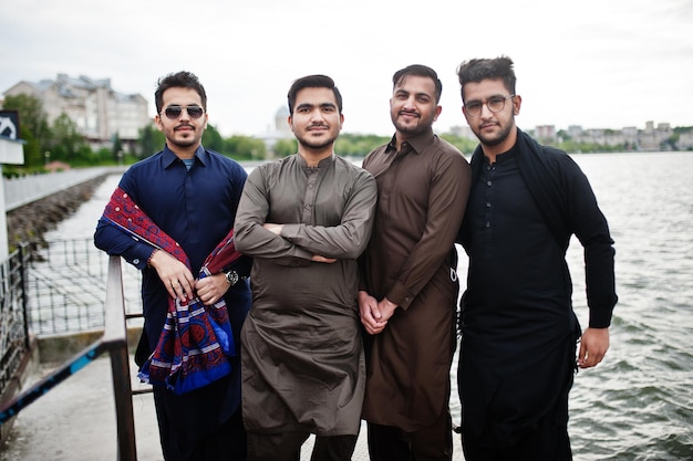 Groep Pakistaanse man die traditionele kleding salwar kameez of kurta draagt