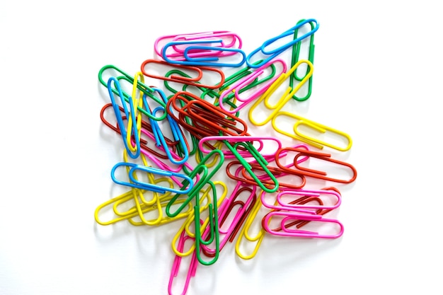 Groep paperclip op witte achtergrond