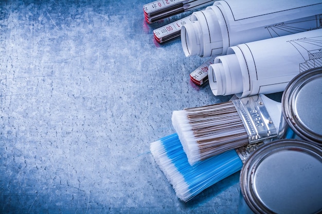 Foto groep penselen blikken bouwtekeningen houten meter