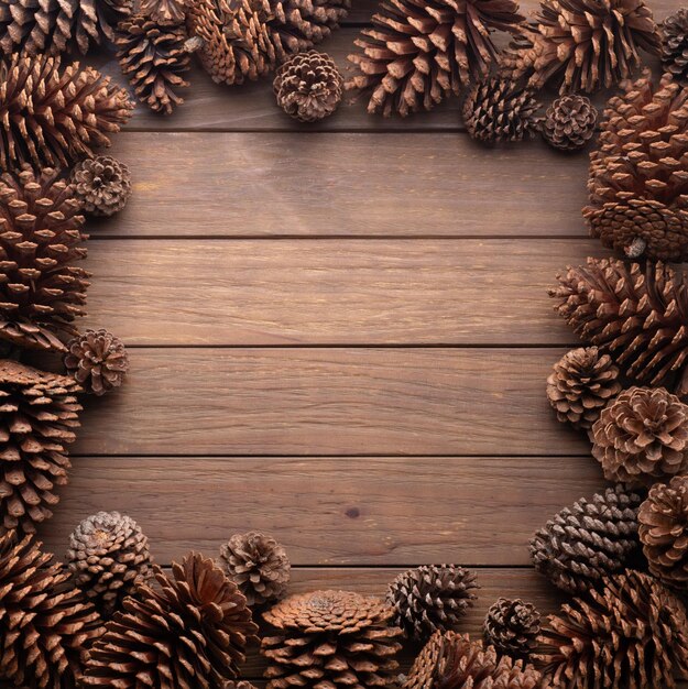 Foto groep pijnbomen boven een houten tafel met kopieerruimte