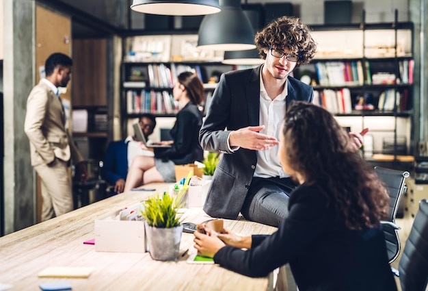 Groep professionele zakelijke bijeenkomst en bespreken van strategie met nieuw opstartproject. Creatieve zakenmensen plannen en brainstormen met laptopcomputer in moderne werkruimte. Teamwork concept